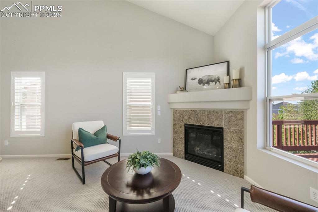 Image 5 of 50: Sitting Room