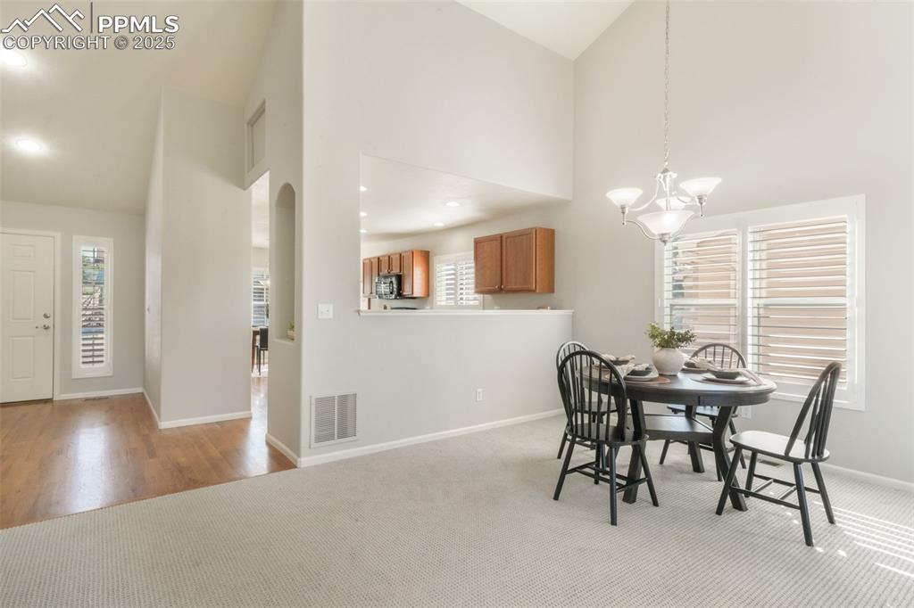 Image 8 of 50: Dining Area