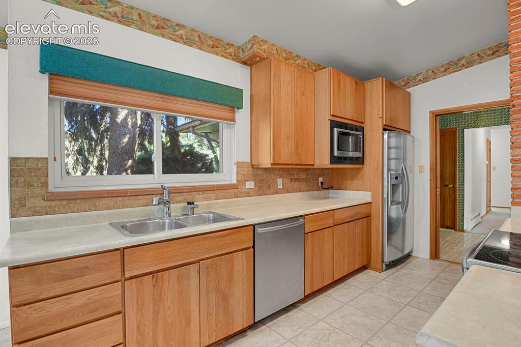 Image 14 of 46: Kitchen
