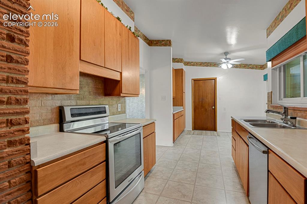 Image 15 of 46: Kitchen