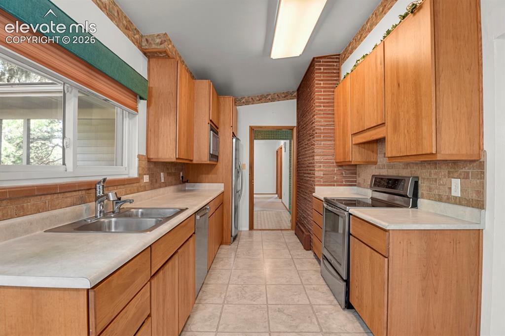 Image 16 of 46: Kitchen