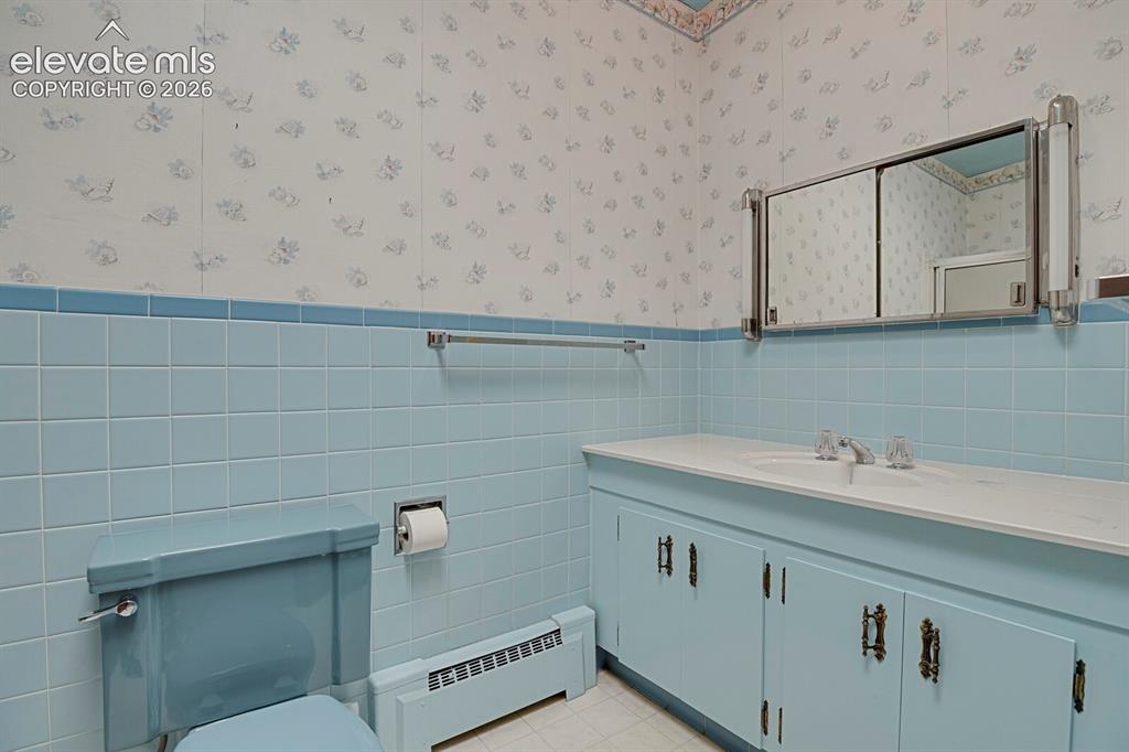 Image 24 of 46: Bathroom