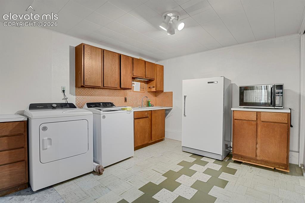 Image 33 of 46: Laundry/Kitchenette Combo in Basement