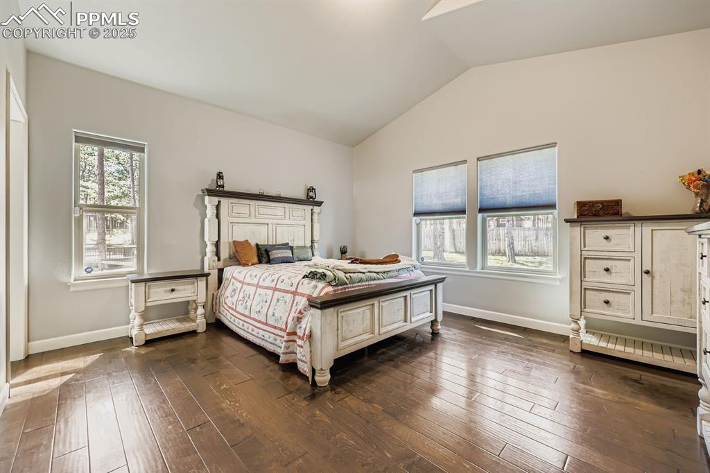 Image 16 of 29: Bedroom