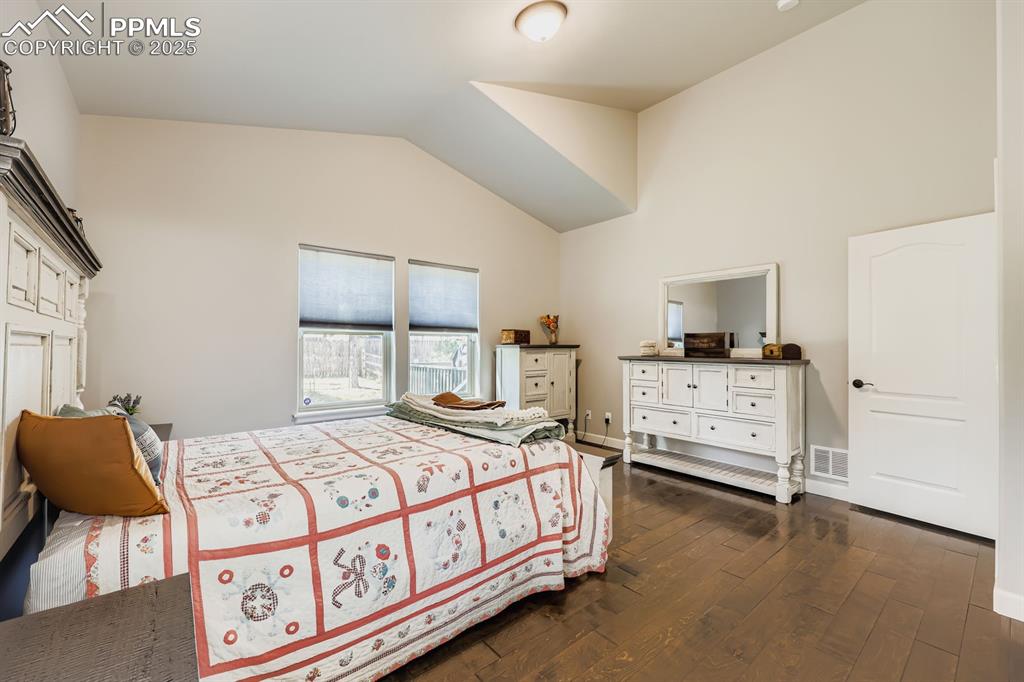 Image 18 of 29: Bedroom