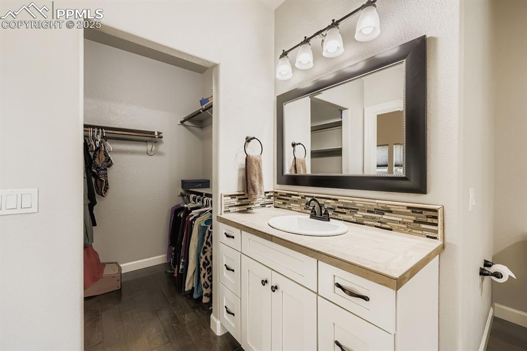 Image 19 of 29: Bathroom