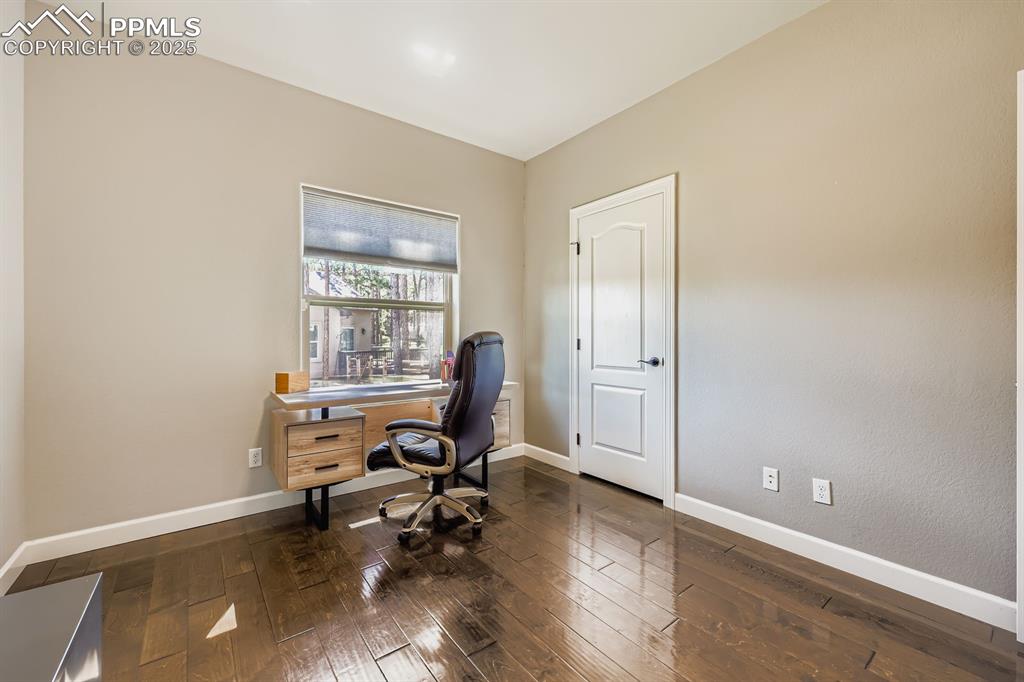 Image 23 of 29: Office