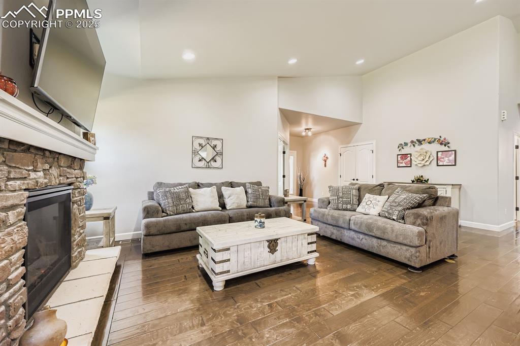 Image 5 of 29: Living Room