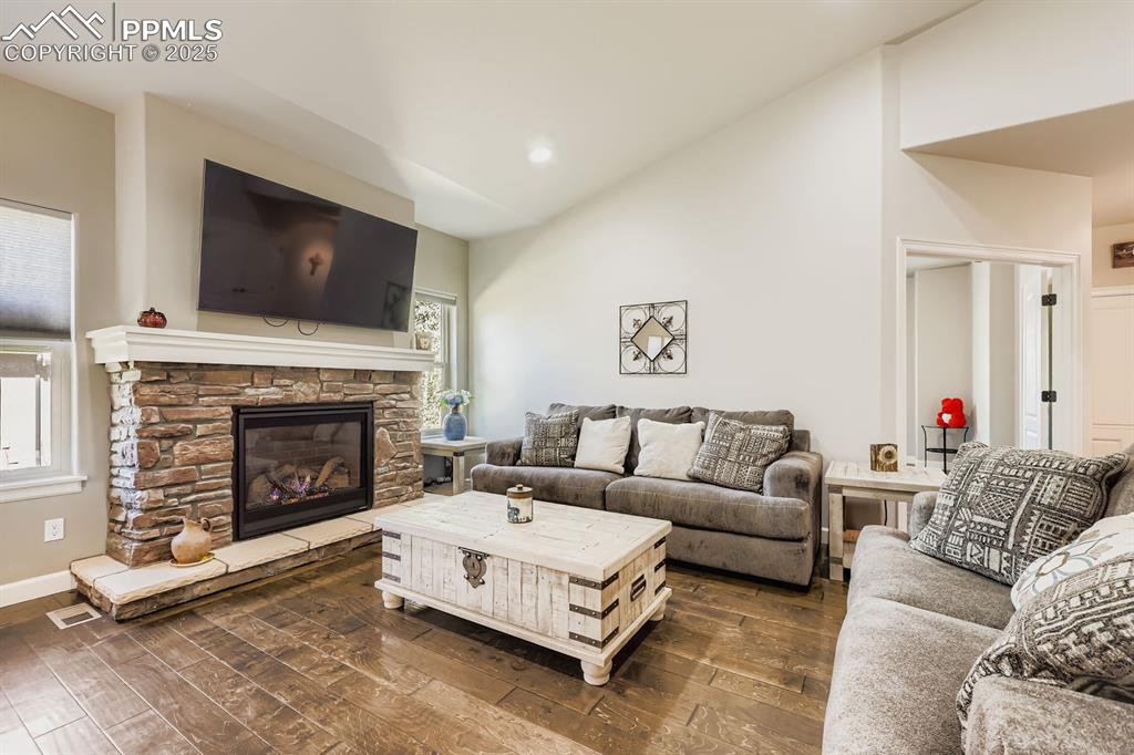 Image 7 of 29: Living Room