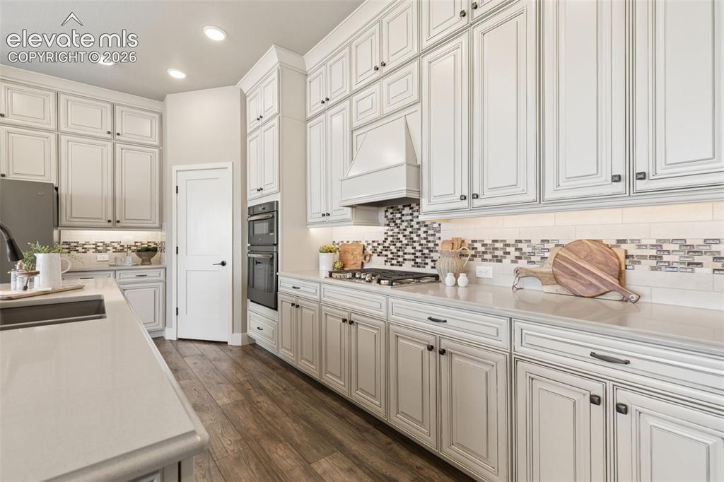 Image 15 of 50: Kitchen