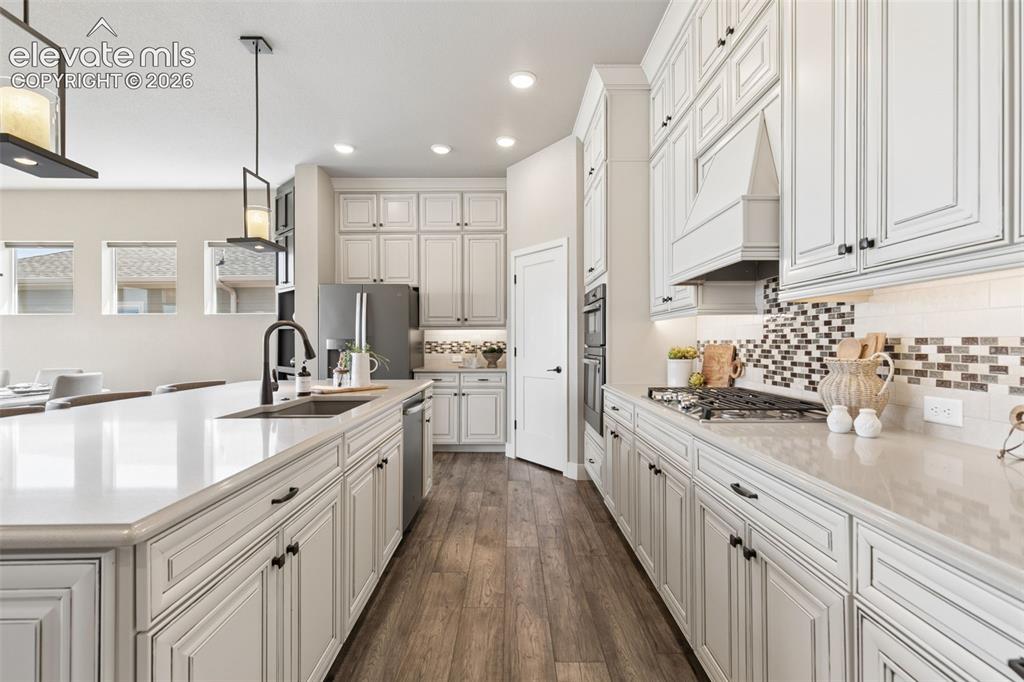 Image 16 of 50: Kitchen
