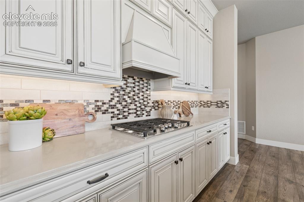 Image 19 of 50: Kitchen