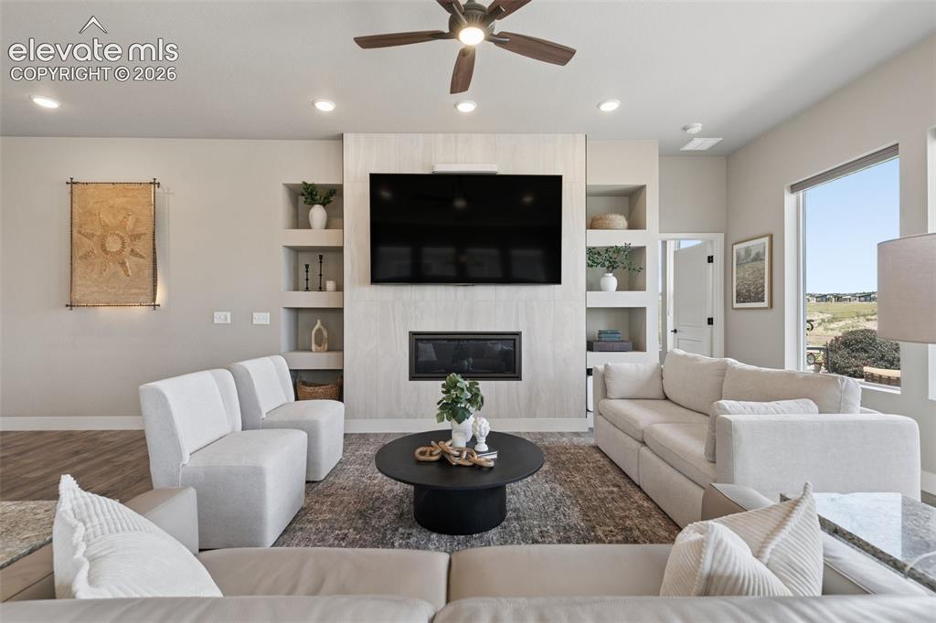 Image 26 of 50: Living Room