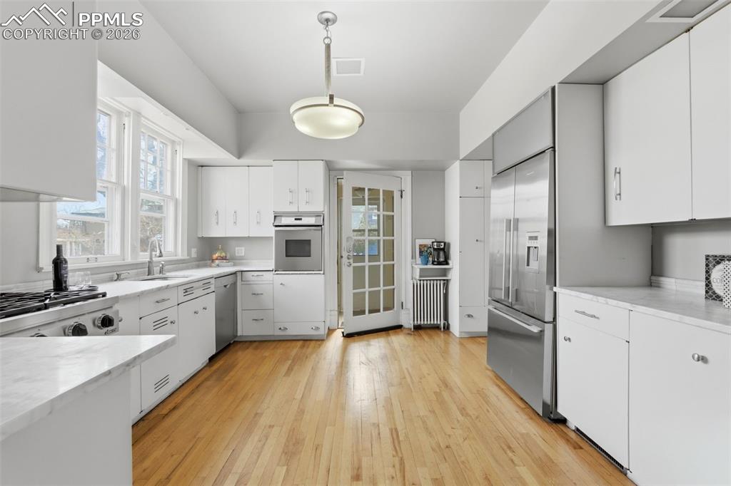 Image 11 of 39: Kitchen