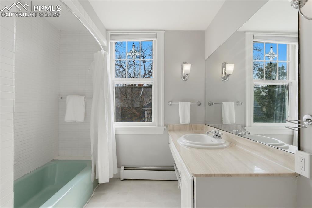 Image 16 of 39: En Suite Bathroom