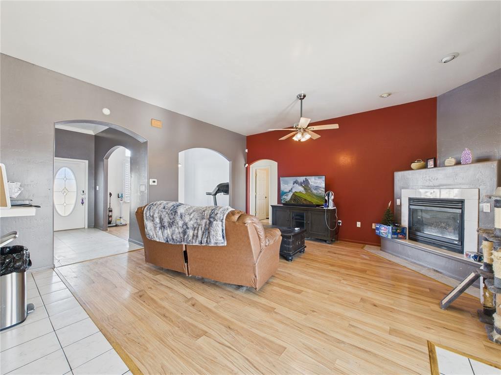 Image 15 of 43: Living Room