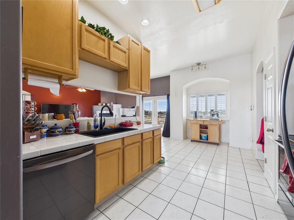 Image 18 of 43: Kitchen