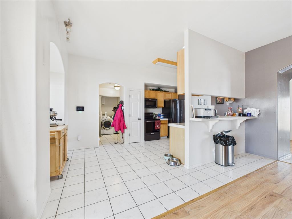 Image 22 of 43: Kitchen