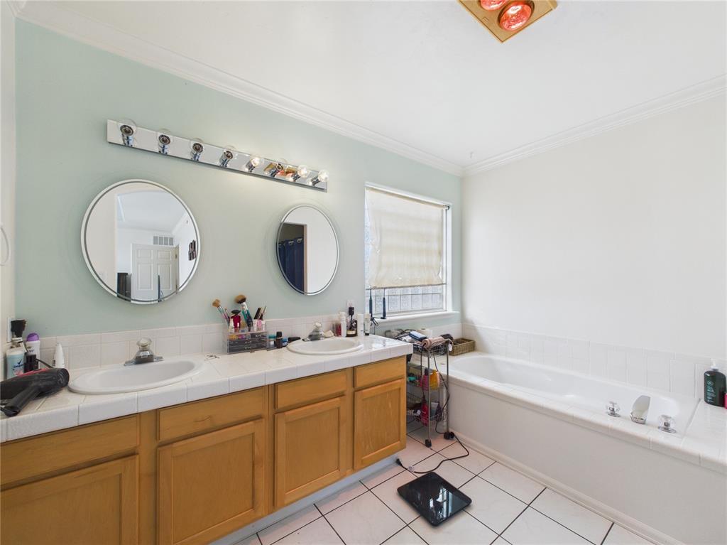 Image 27 of 43: Bathroom