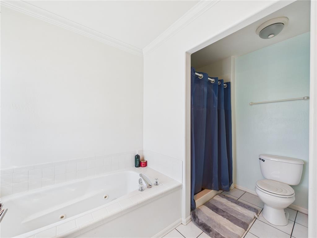 Image 28 of 43: Bathroom