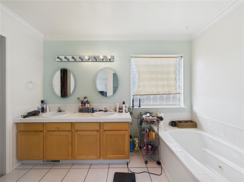 Image 29 of 43: Bathroom