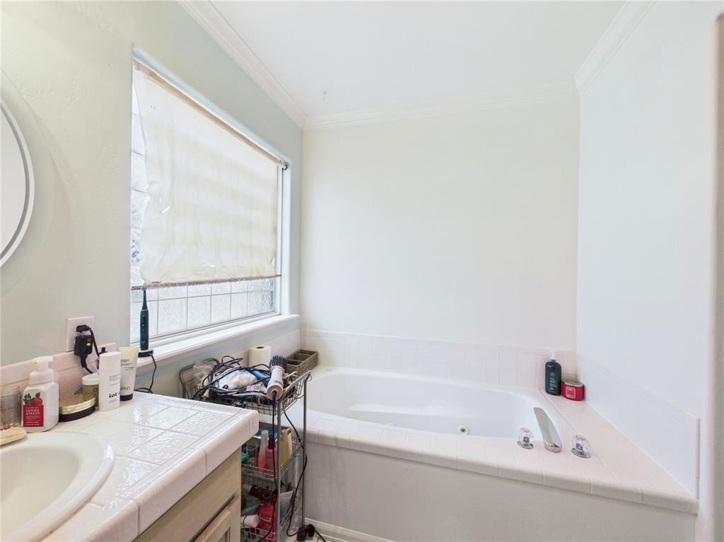 Image 30 of 43: Bathroom