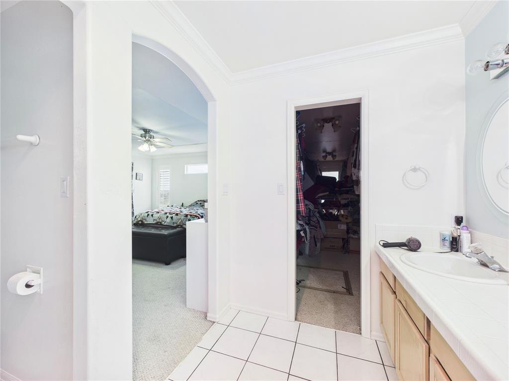 Image 31 of 43: Bathroom