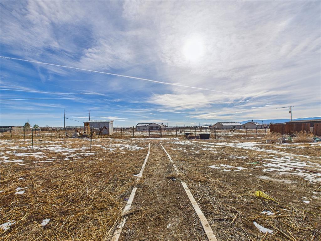 Image 40 of 43: Yard