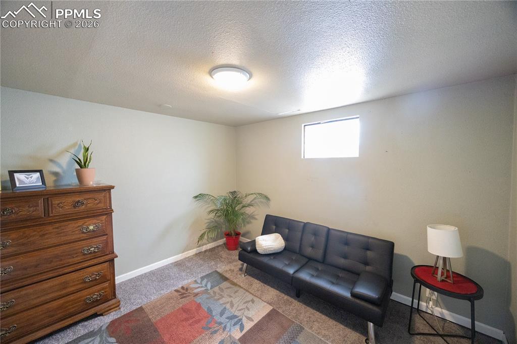 Image 13 of 22: Downstairs third bedroom 