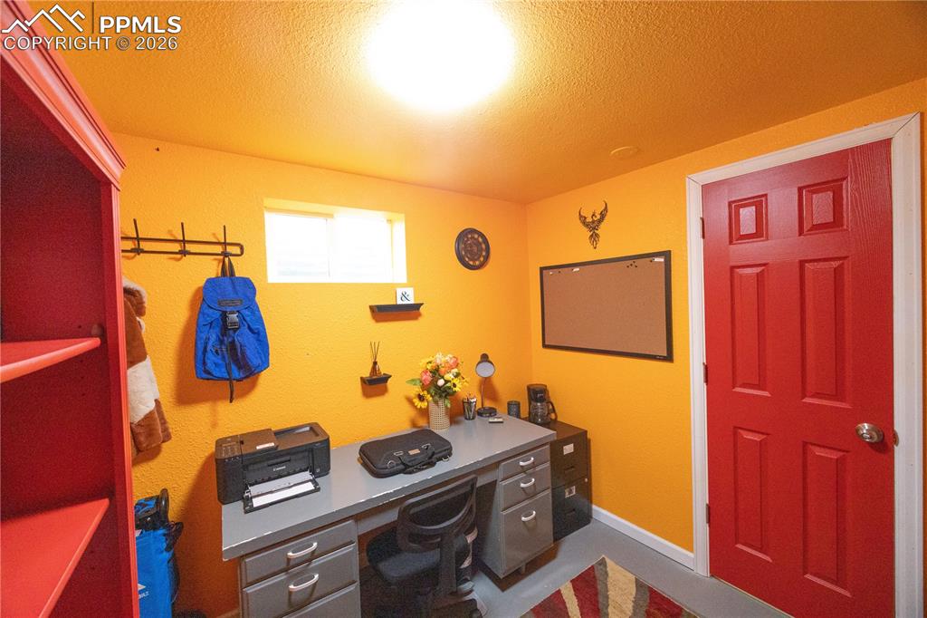 Image 19 of 22: Office