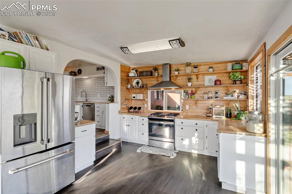 Image 10 of 50: Kitchen