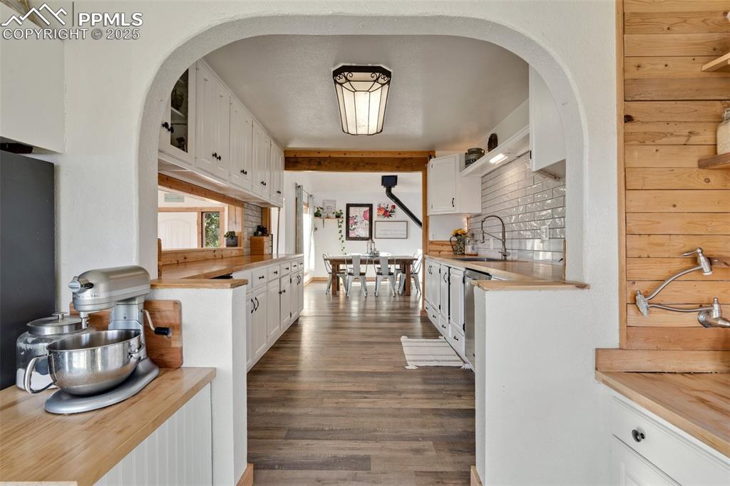 Image 11 of 50: Kitchen