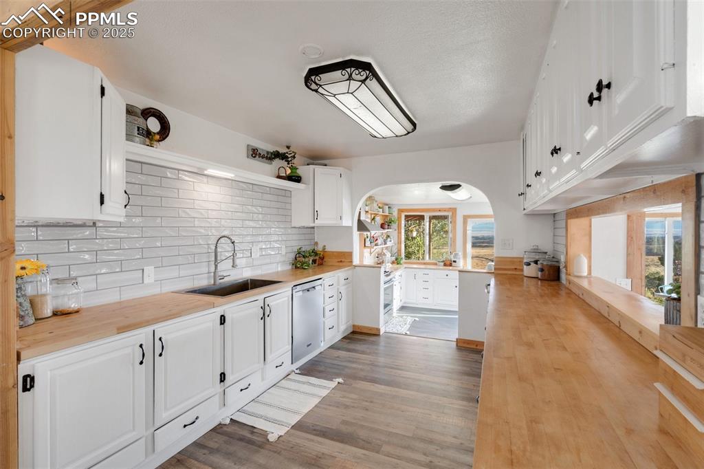 Image 12 of 50: Kitchen