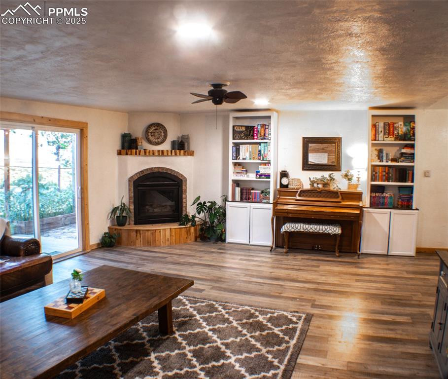 Image 16 of 50: Living Room