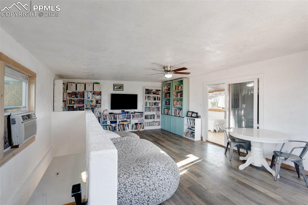 Image 18 of 50: Living Room