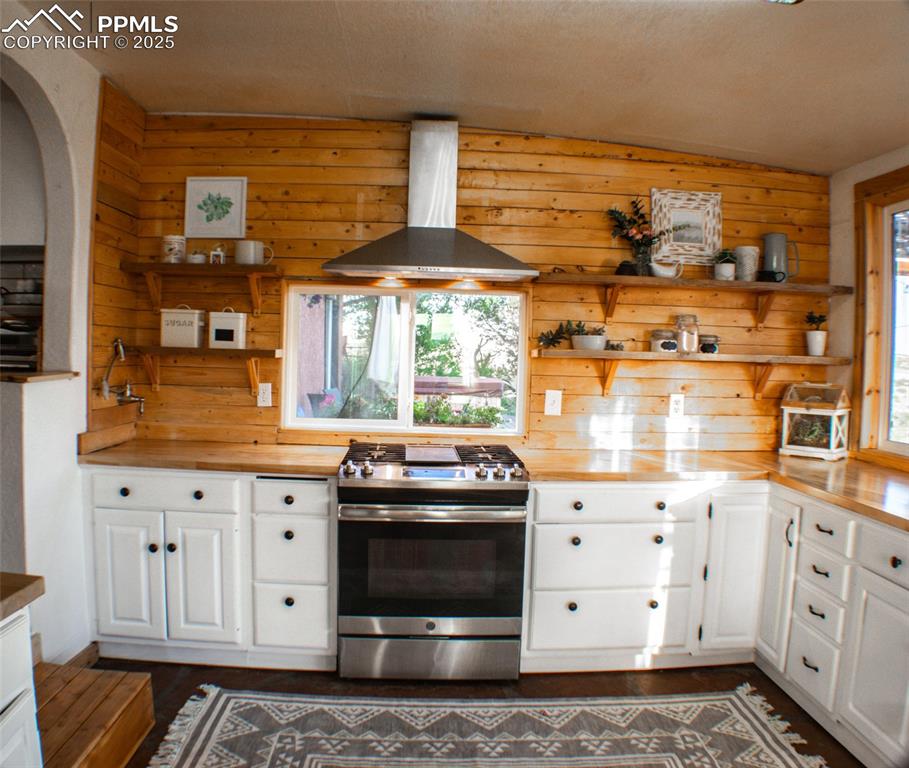 Image 8 of 50: Kitchen