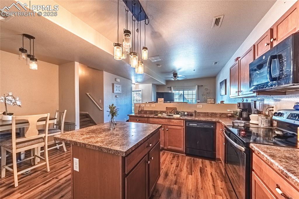 Image 12 of 29: Kitchen