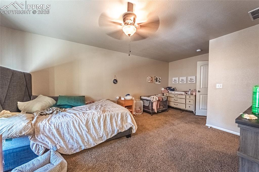 Image 17 of 29: Bedroom