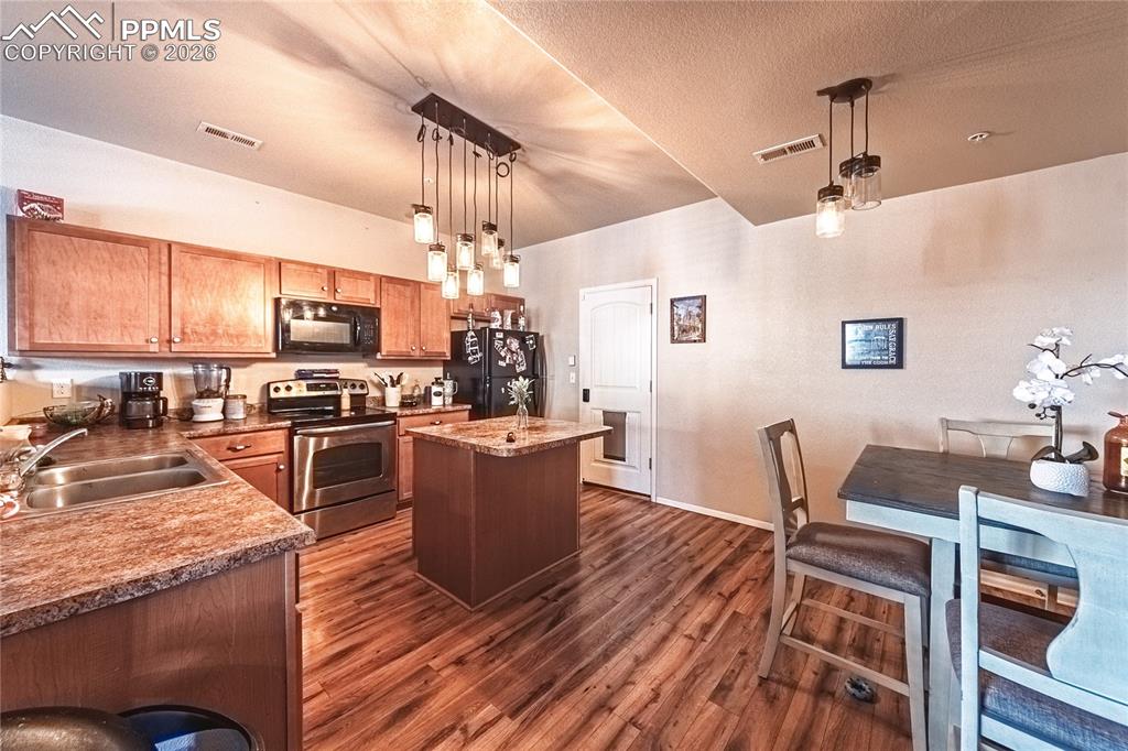 Image 9 of 29: Kitchen