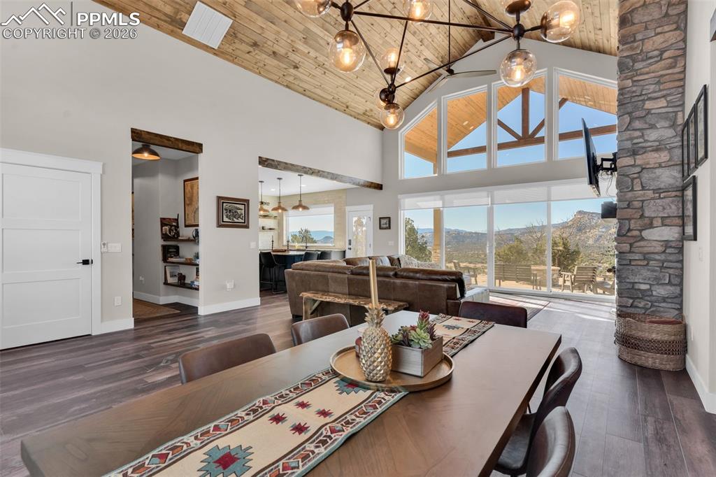 Image 10 of 50: Dining Area