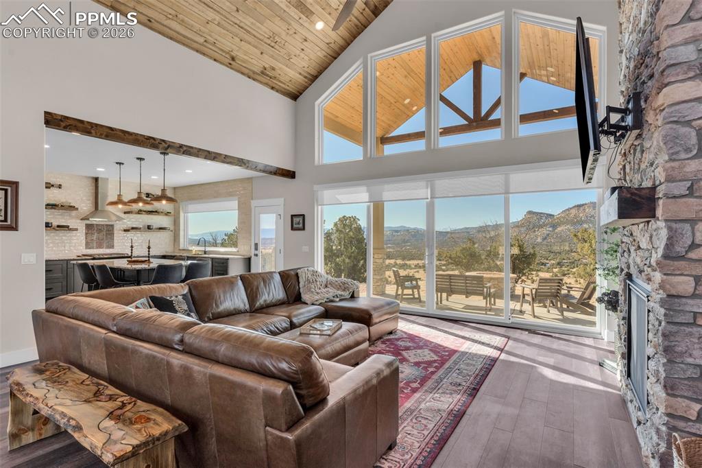 Image 13 of 50: Living Room