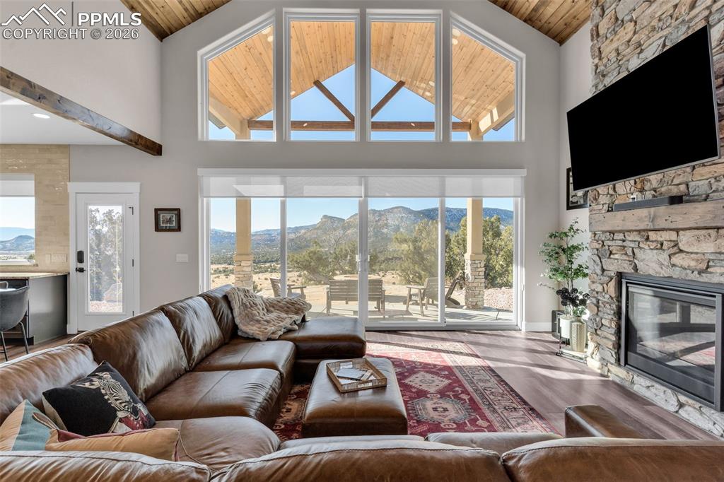 Image 15 of 50: Living Room