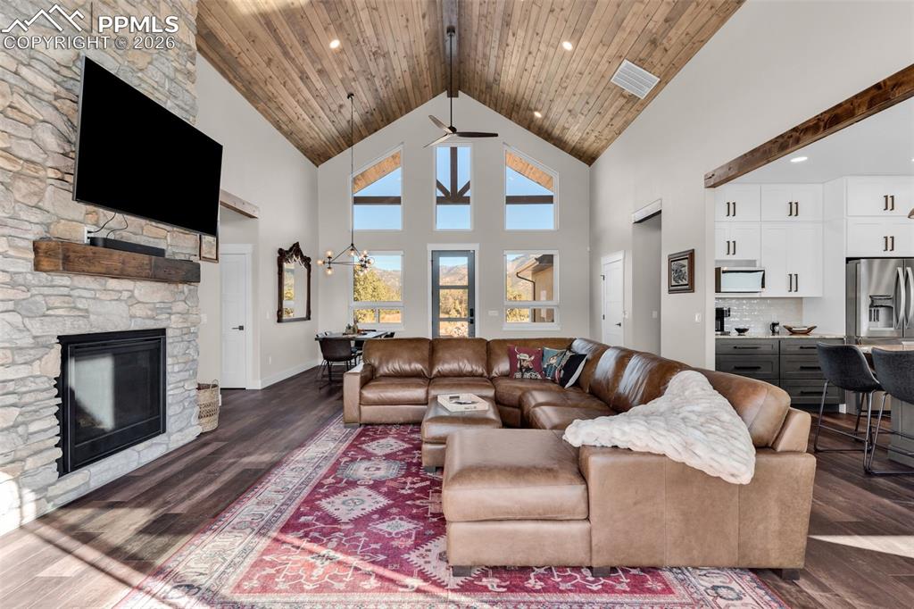 Image 16 of 50: Living Room