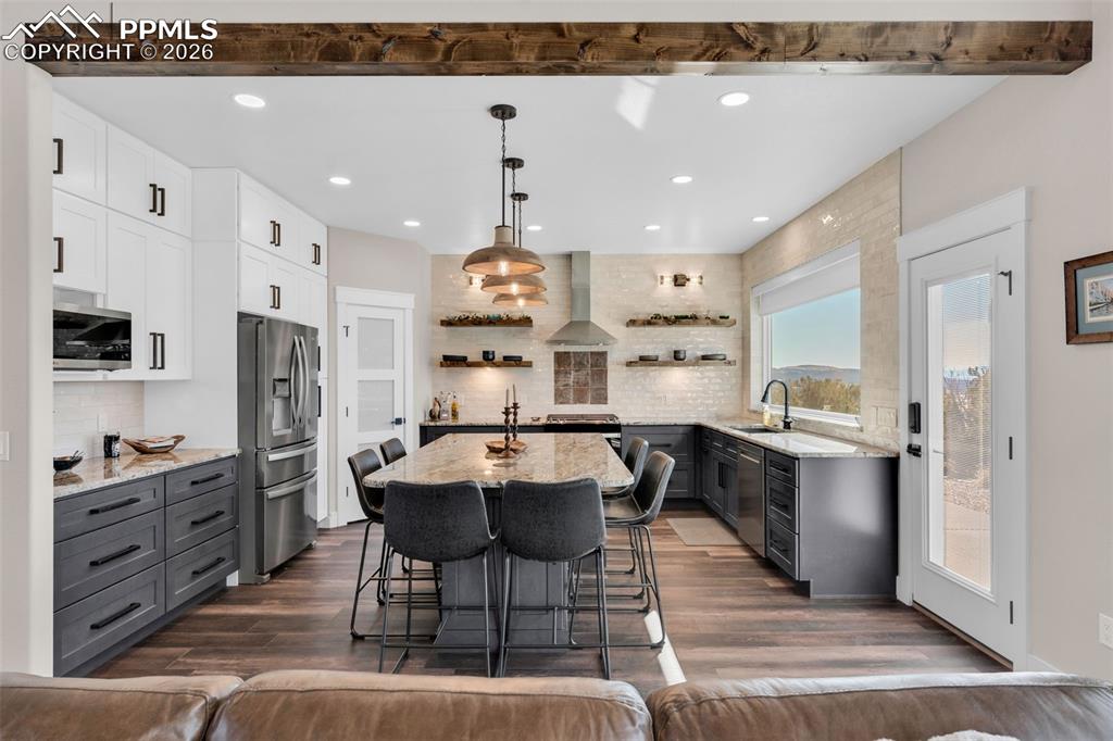 Image 19 of 50: Kitchen