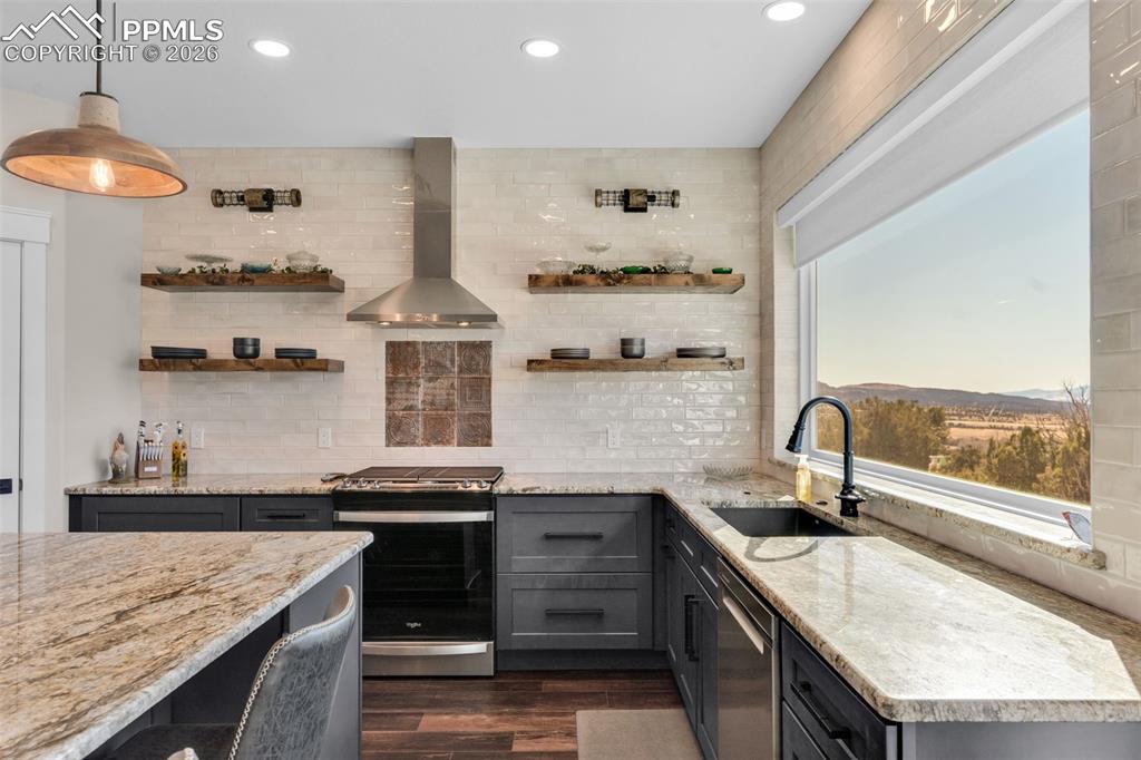 Image 24 of 50: Kitchen