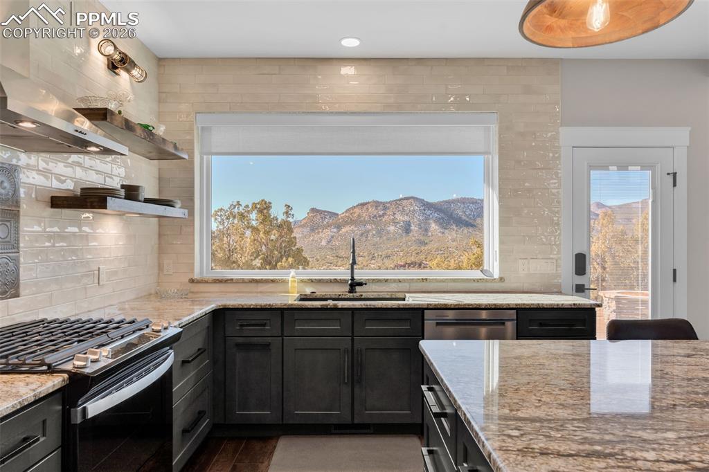 Image 25 of 50: Kitchen