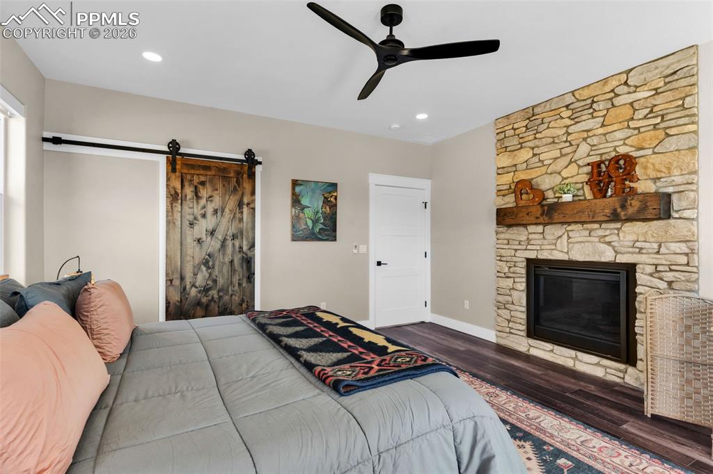 Image 29 of 50: Bedroom