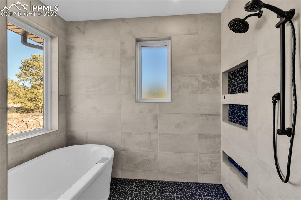 Image 31 of 50: Bathroom