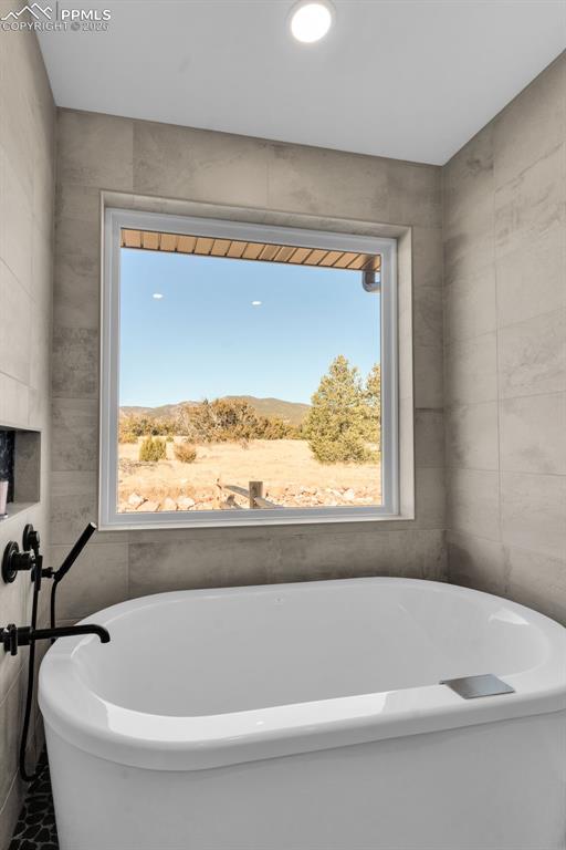 Image 32 of 50: Bathroom