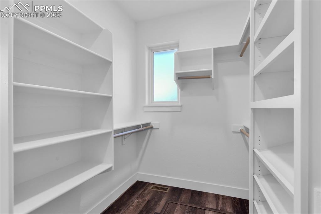 Image 34 of 50: Closet